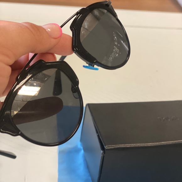 Dior So Real's Black on black, with mirrored accent. - Picture 2 of 9